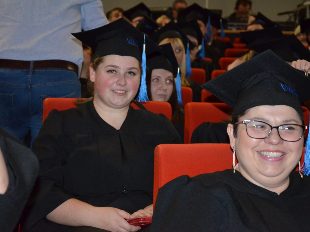 Studenci z dyplomami ukończenia głogowskiej uczelni. Absolutorium w PWSZ