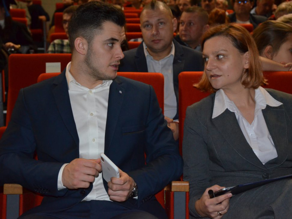 Studenci z dyplomami ukończenia głogowskiej uczelni. Absolutorium w PWSZ