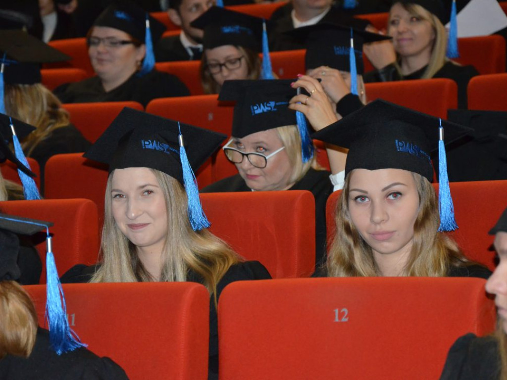 Studenci z dyplomami ukończenia głogowskiej uczelni. Absolutorium w PWSZ