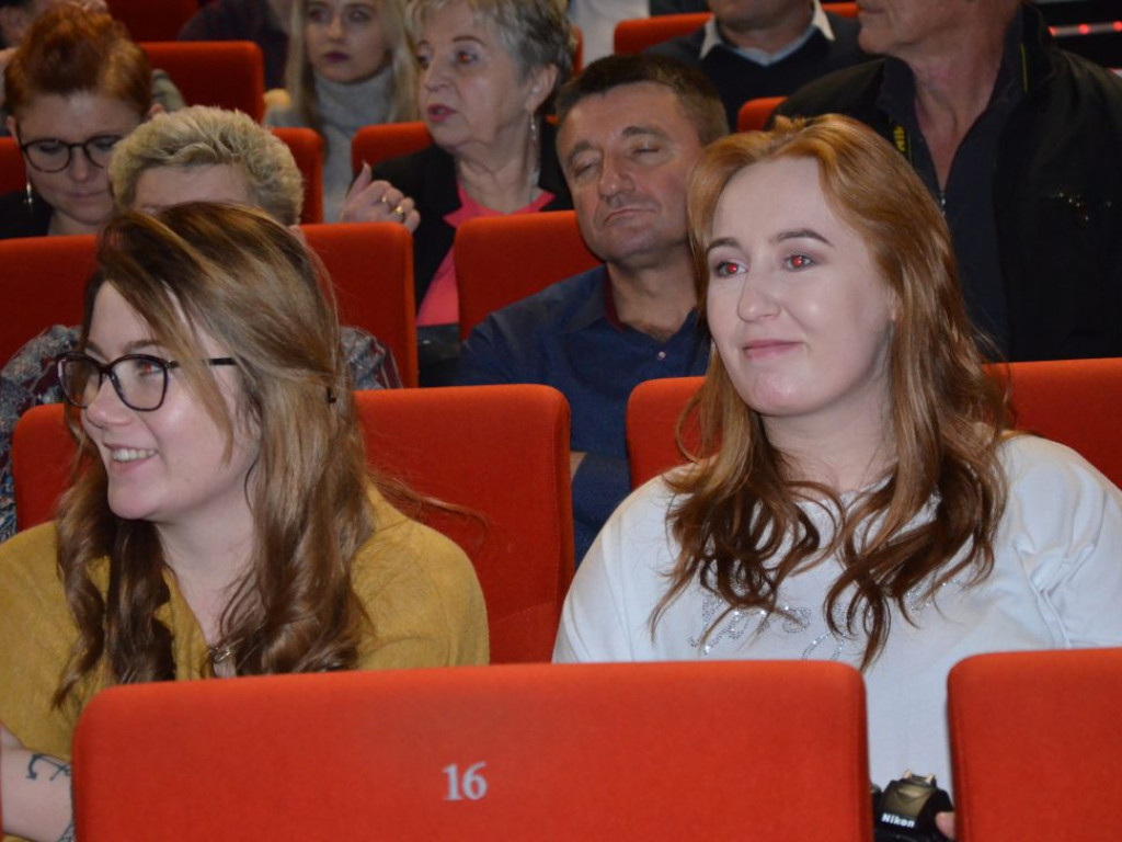 Studenci z dyplomami ukończenia głogowskiej uczelni. Absolutorium w PWSZ