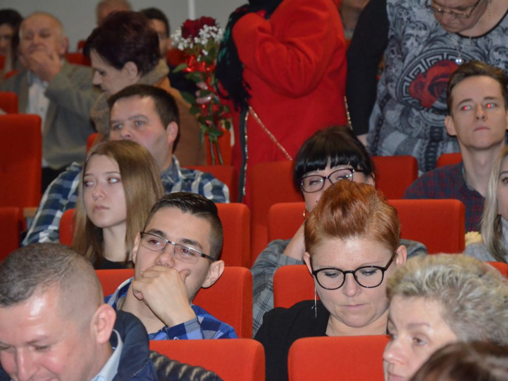 Studenci z dyplomami ukończenia głogowskiej uczelni. Absolutorium w PWSZ