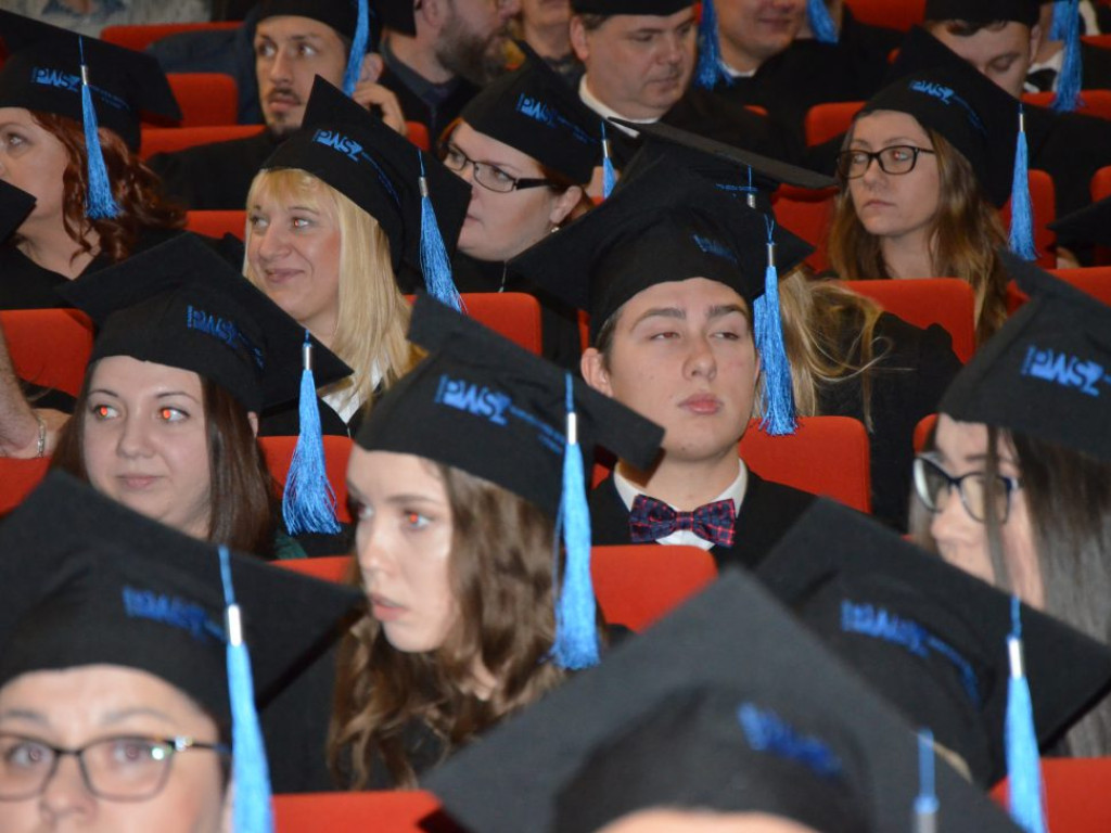 Studenci z dyplomami ukończenia głogowskiej uczelni. Absolutorium w PWSZ