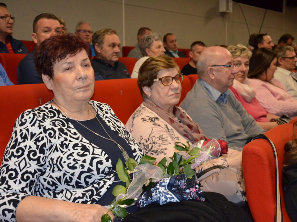 Studenci z dyplomami ukończenia głogowskiej uczelni. Absolutorium w PWSZ