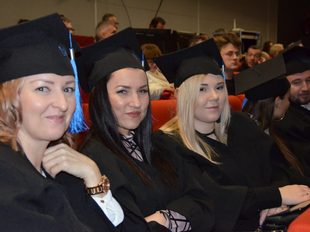 Studenci z dyplomami ukończenia głogowskiej uczelni. Absolutorium w PWSZ