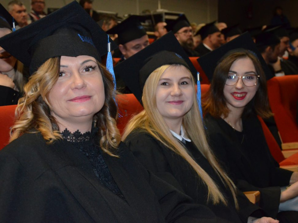 Studenci z dyplomami ukończenia głogowskiej uczelni. Absolutorium w PWSZ