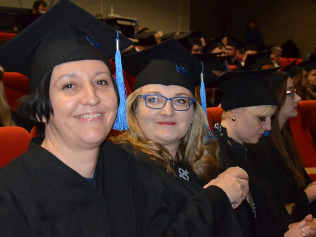 Studenci z dyplomami ukończenia głogowskiej uczelni. Absolutorium w PWSZ