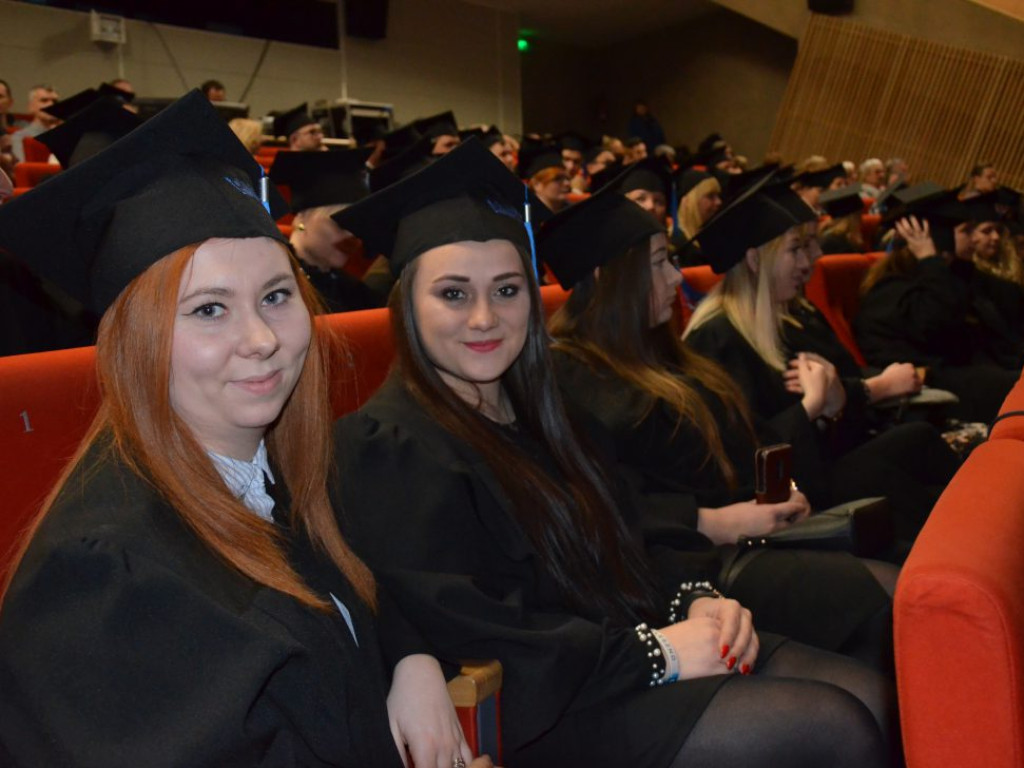 Studenci z dyplomami ukończenia głogowskiej uczelni. Absolutorium w PWSZ