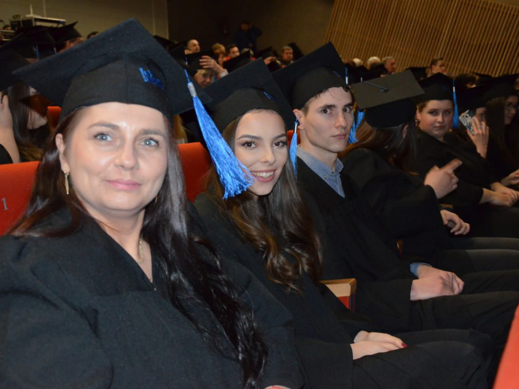 Studenci z dyplomami ukończenia głogowskiej uczelni. Absolutorium w PWSZ