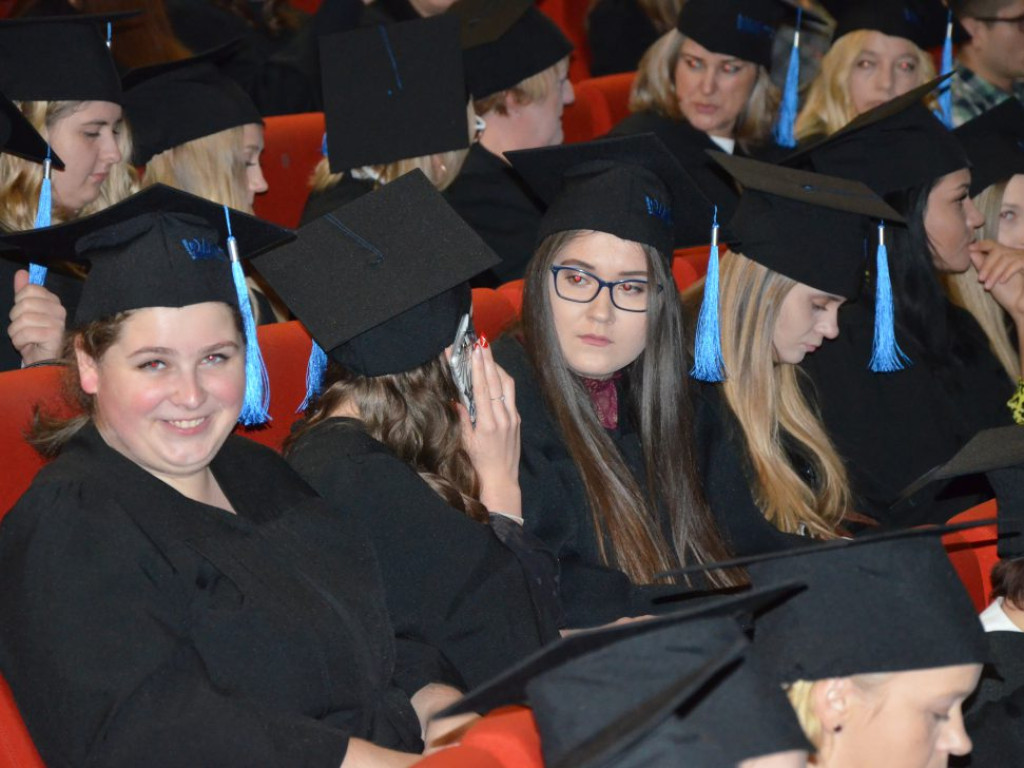 Studenci z dyplomami ukończenia głogowskiej uczelni. Absolutorium w PWSZ