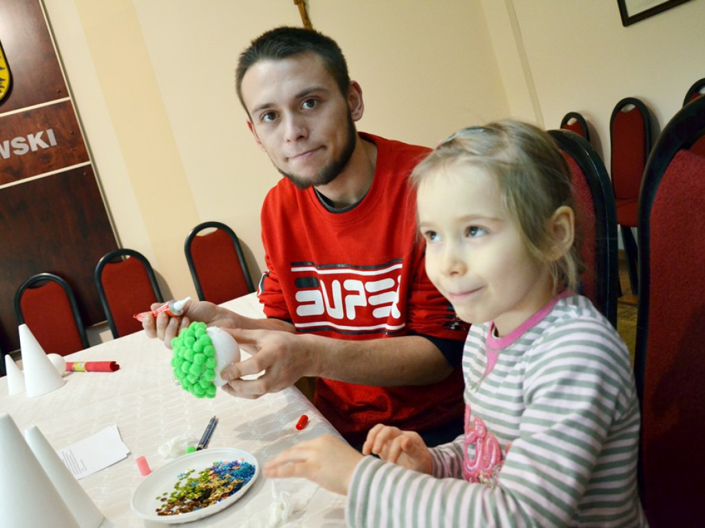 Święty Mikołaj odwiedził dzieci i rozdał prezenty. Była wielka radość