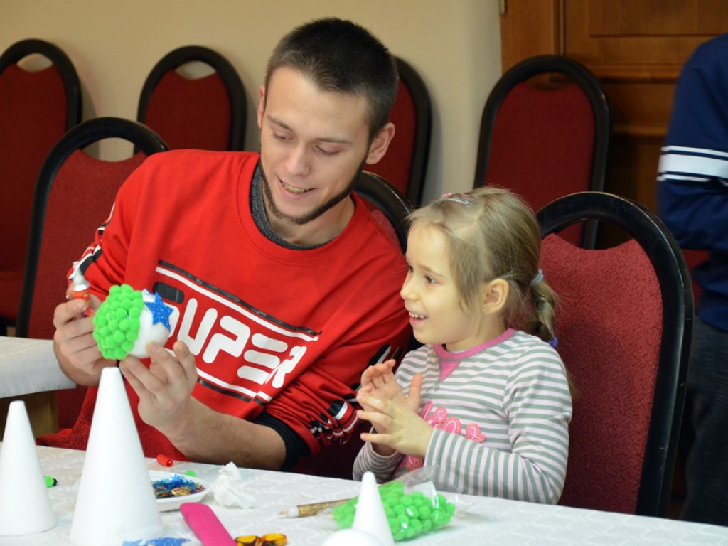 Święty Mikołaj odwiedził dzieci i rozdał prezenty. Była wielka radość