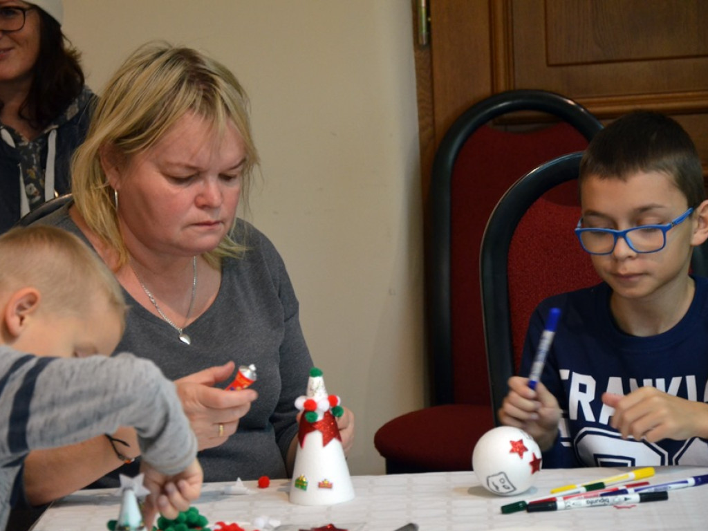 Święty Mikołaj odwiedził dzieci i rozdał prezenty. Była wielka radość