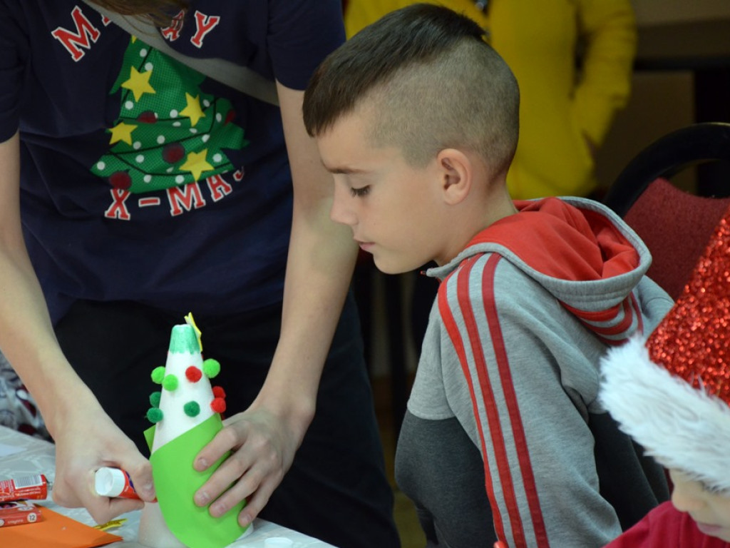 Święty Mikołaj odwiedził dzieci i rozdał prezenty. Była wielka radość