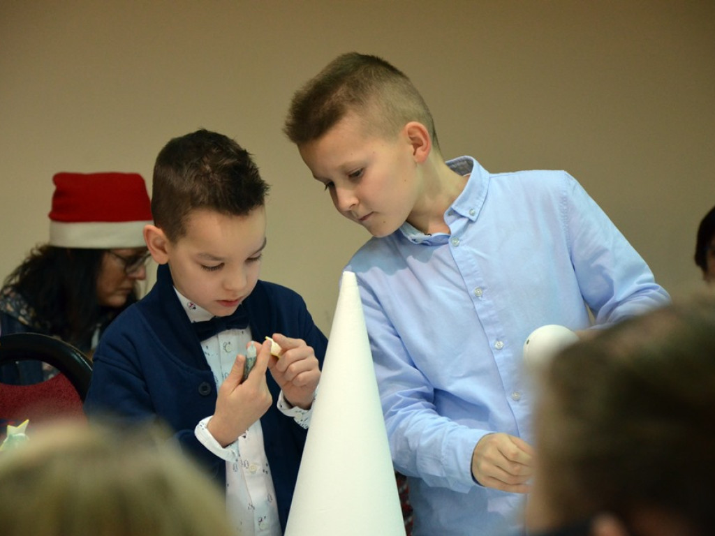 Święty Mikołaj odwiedził dzieci i rozdał prezenty. Była wielka radość