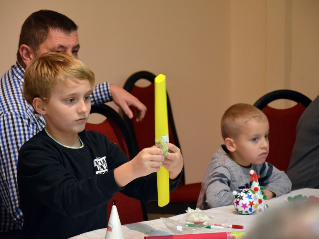 Święty Mikołaj odwiedził dzieci i rozdał prezenty. Była wielka radość