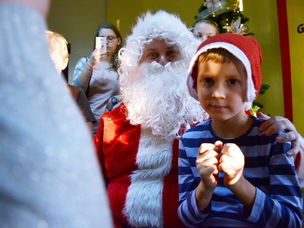 Święty Mikołaj odwiedził dzieci i rozdał prezenty. Była wielka radość