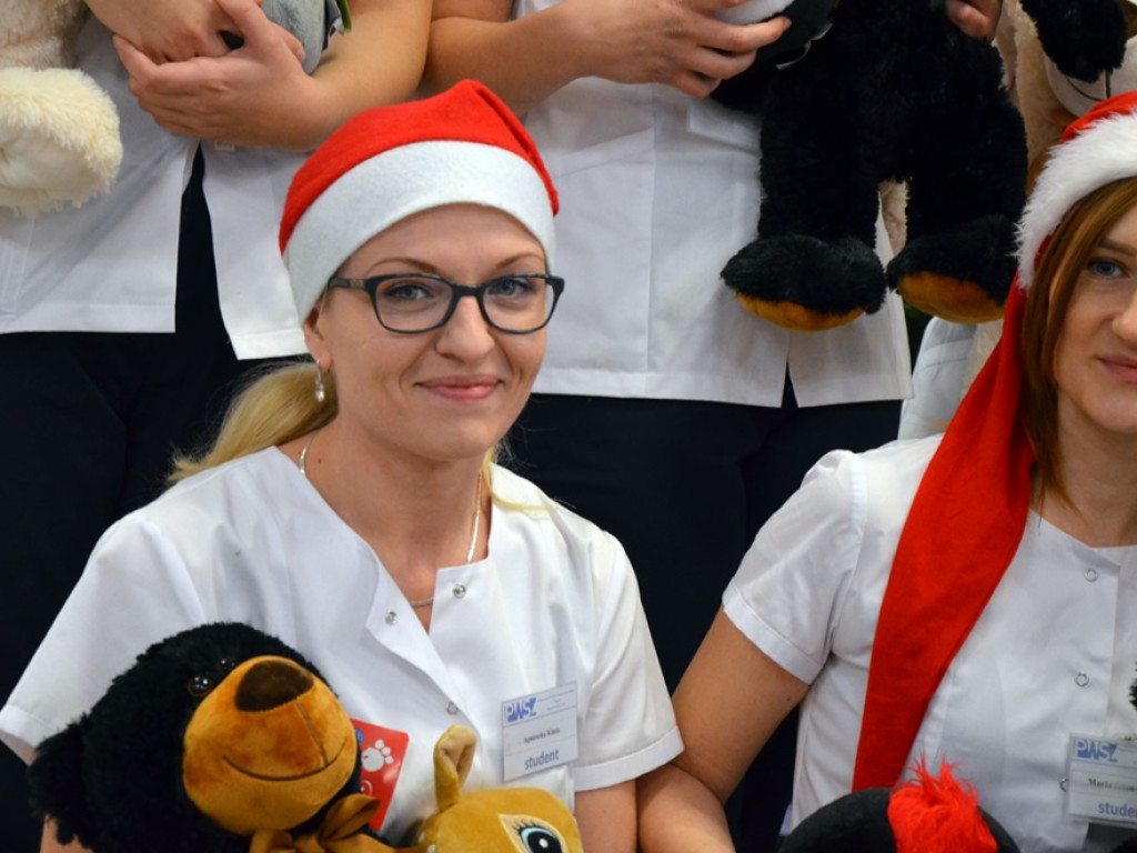 Święty Mikołaj odwiedził szpital w Głogowie i najmłodszym pacjentom rozdał prezenty