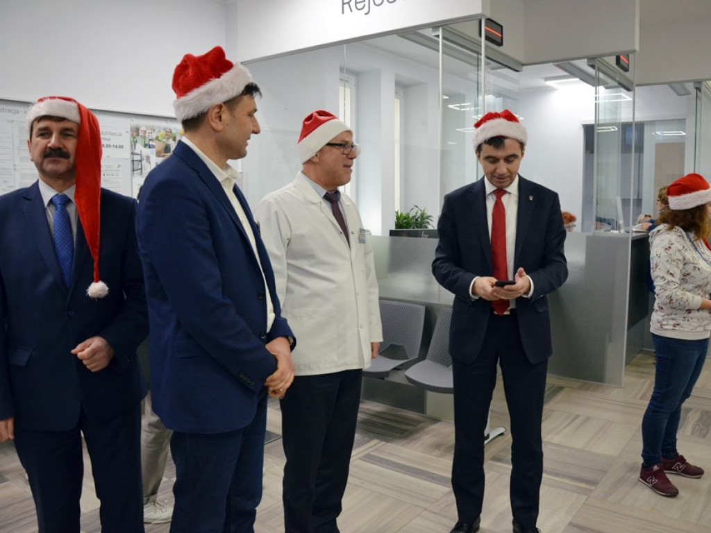 Święty Mikołaj odwiedził szpital w Głogowie i najmłodszym pacjentom rozdał prezenty