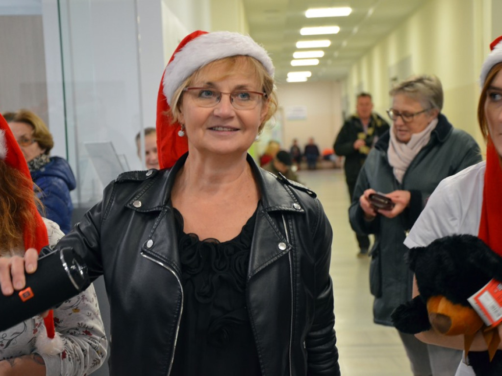 Święty Mikołaj odwiedził szpital w Głogowie i najmłodszym pacjentom rozdał prezenty