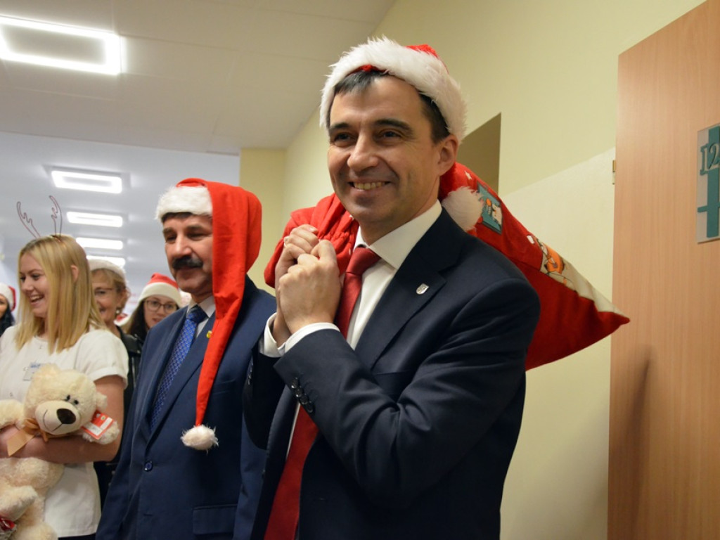 Święty Mikołaj odwiedził szpital w Głogowie i najmłodszym pacjentom rozdał prezenty