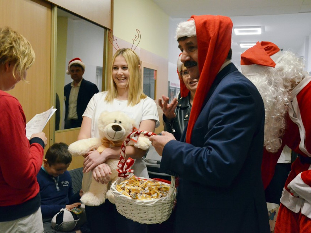 Święty Mikołaj odwiedził szpital w Głogowie i najmłodszym pacjentom rozdał prezenty