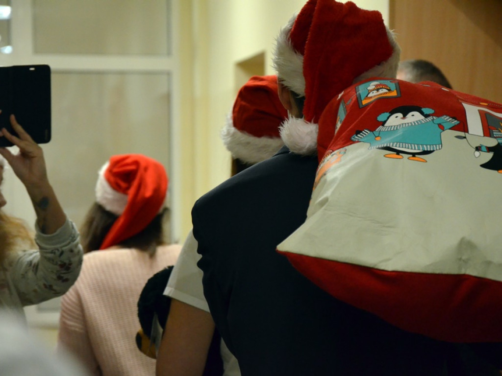 Święty Mikołaj odwiedził szpital w Głogowie i najmłodszym pacjentom rozdał prezenty