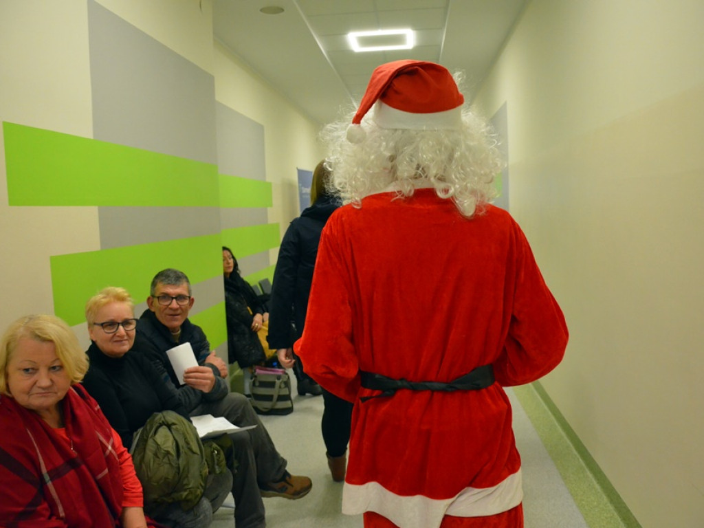 Święty Mikołaj odwiedził szpital w Głogowie i najmłodszym pacjentom rozdał prezenty