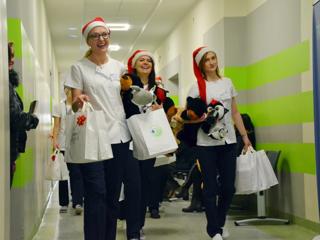 Święty Mikołaj odwiedził szpital w Głogowie i najmłodszym pacjentom rozdał prezenty