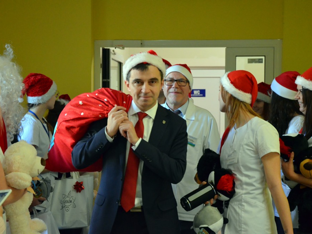 Święty Mikołaj odwiedził szpital w Głogowie i najmłodszym pacjentom rozdał prezenty