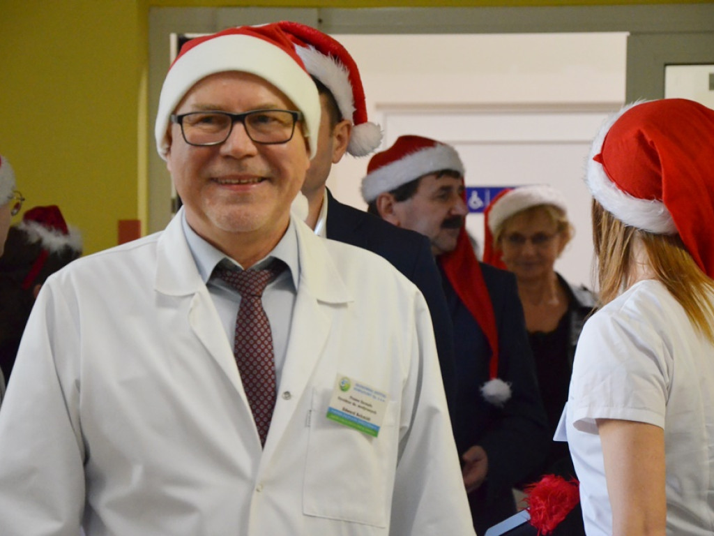 Święty Mikołaj odwiedził szpital w Głogowie i najmłodszym pacjentom rozdał prezenty