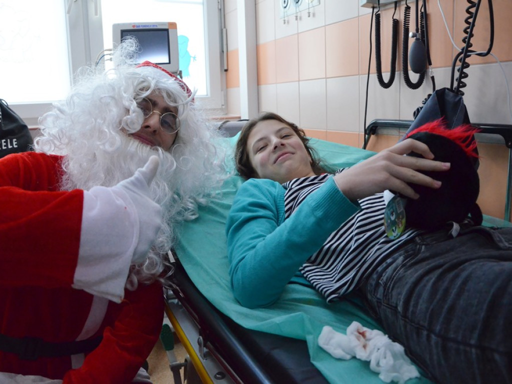Święty Mikołaj odwiedził szpital w Głogowie i najmłodszym pacjentom rozdał prezenty