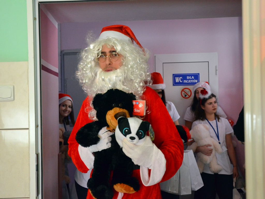 Święty Mikołaj odwiedził szpital w Głogowie i najmłodszym pacjentom rozdał prezenty