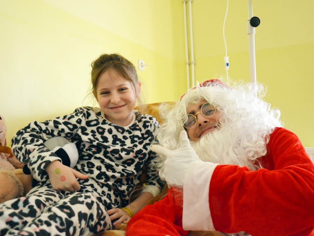 Święty Mikołaj odwiedził szpital w Głogowie i najmłodszym pacjentom rozdał prezenty