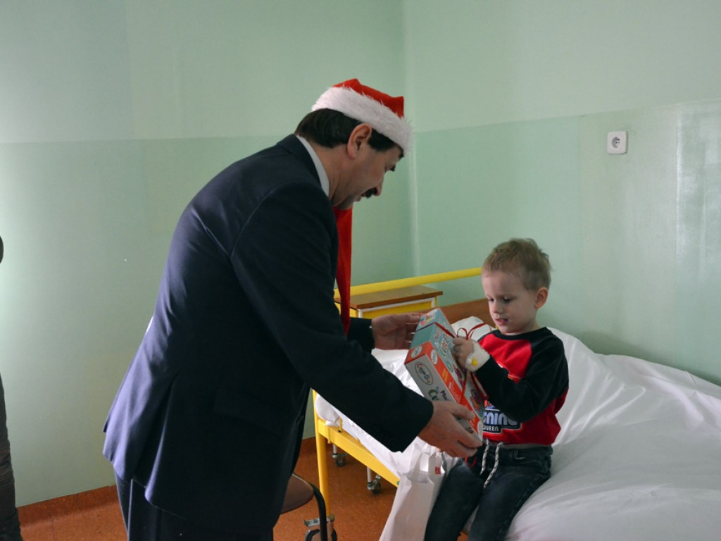Święty Mikołaj odwiedził szpital w Głogowie i najmłodszym pacjentom rozdał prezenty
