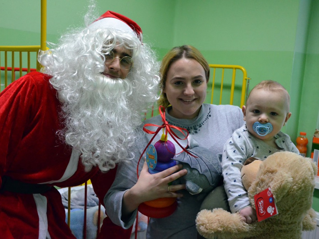 Święty Mikołaj odwiedził szpital w Głogowie i najmłodszym pacjentom rozdał prezenty