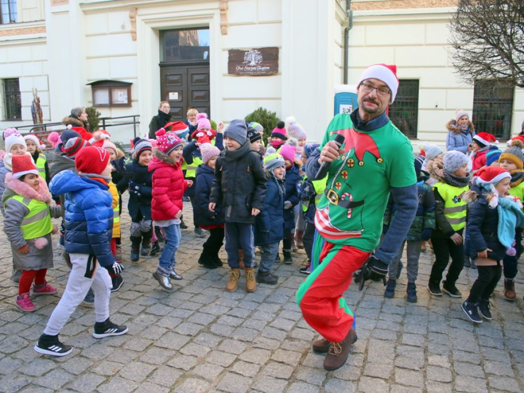 Najmłodsi głogowianie stroili choinki. Dziś na rynku wiele atrakcji