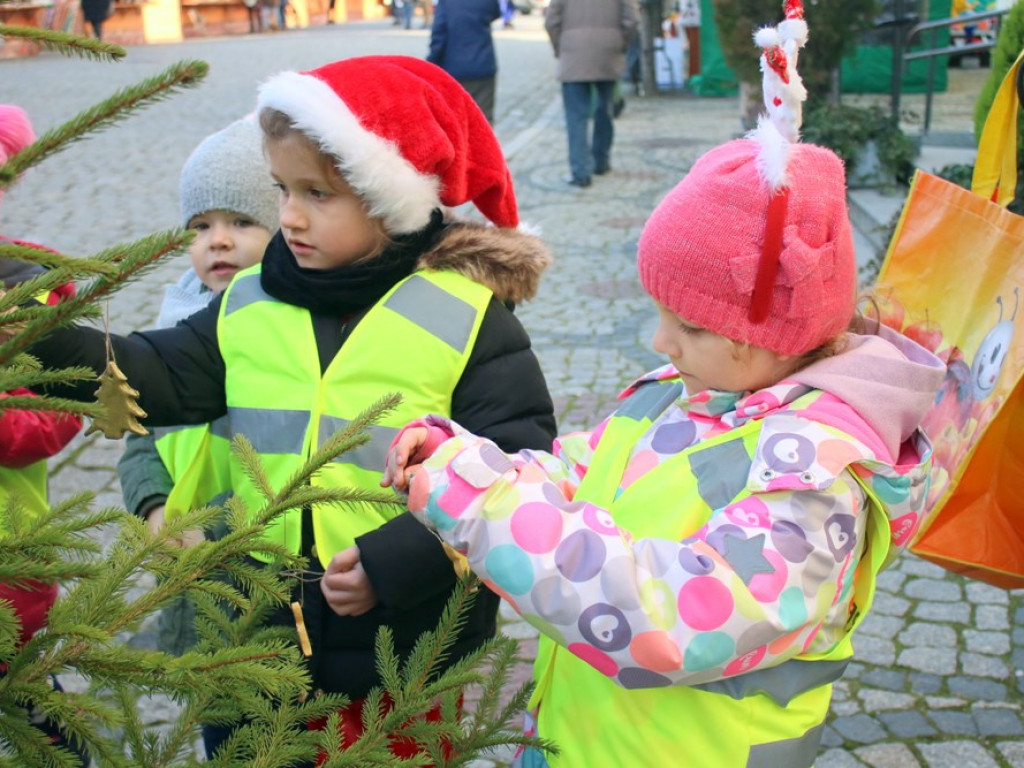 Najmłodsi głogowianie stroili choinki. Dziś na rynku wiele atrakcji