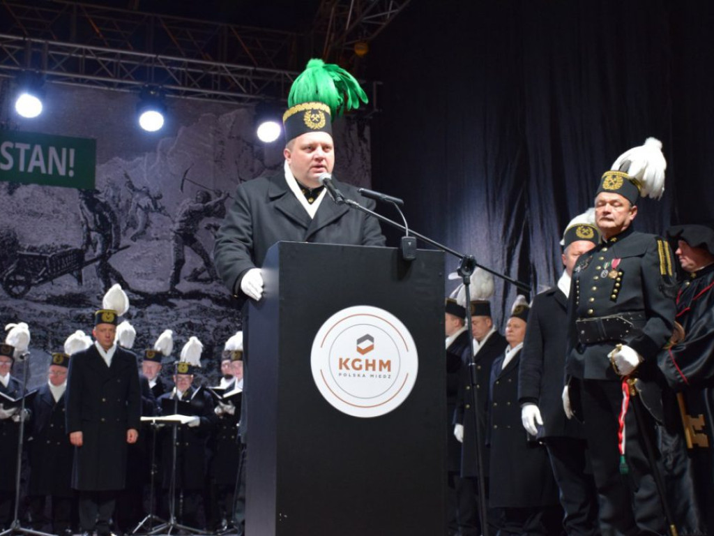 Ceremonia wręczenia odznaczeń i szpad górniczych, a po niej pochód Lisa Majora i Skok przez skórę. KGHM świętuje Barbórkę