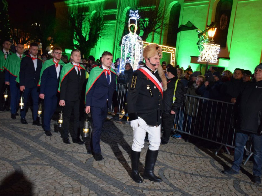 Ceremonia wręczenia odznaczeń i szpad górniczych, a po niej pochód Lisa Majora i Skok przez skórę. KGHM świętuje Barbórkę