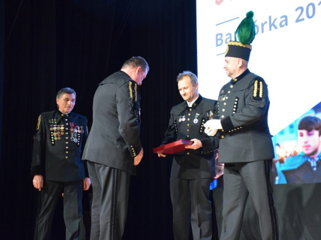 Ceremonia wręczenia odznaczeń i szpad górniczych, a po niej pochód Lisa Majora i Skok przez skórę. KGHM świętuje Barbórkę