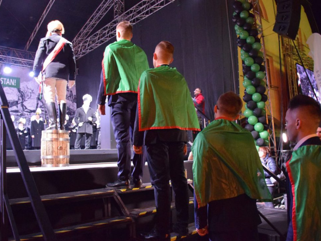 Ceremonia wręczenia odznaczeń i szpad górniczych, a po niej pochód Lisa Majora i Skok przez skórę. KGHM świętuje Barbórkę