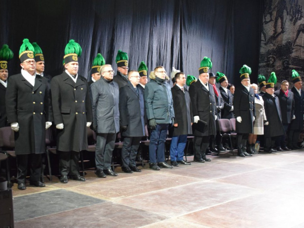 Ceremonia wręczenia odznaczeń i szpad górniczych, a po niej pochód Lisa Majora i Skok przez skórę. KGHM świętuje Barbórkę