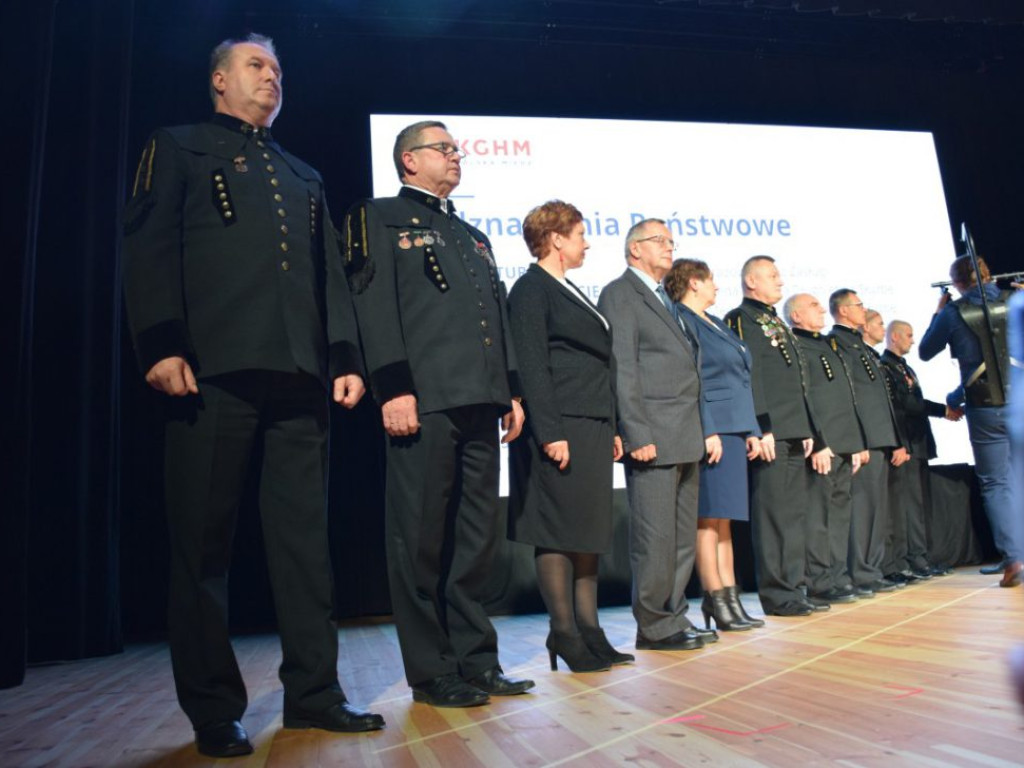 Ceremonia wręczenia odznaczeń i szpad górniczych, a po niej pochód Lisa Majora i Skok przez skórę. KGHM świętuje Barbórkę