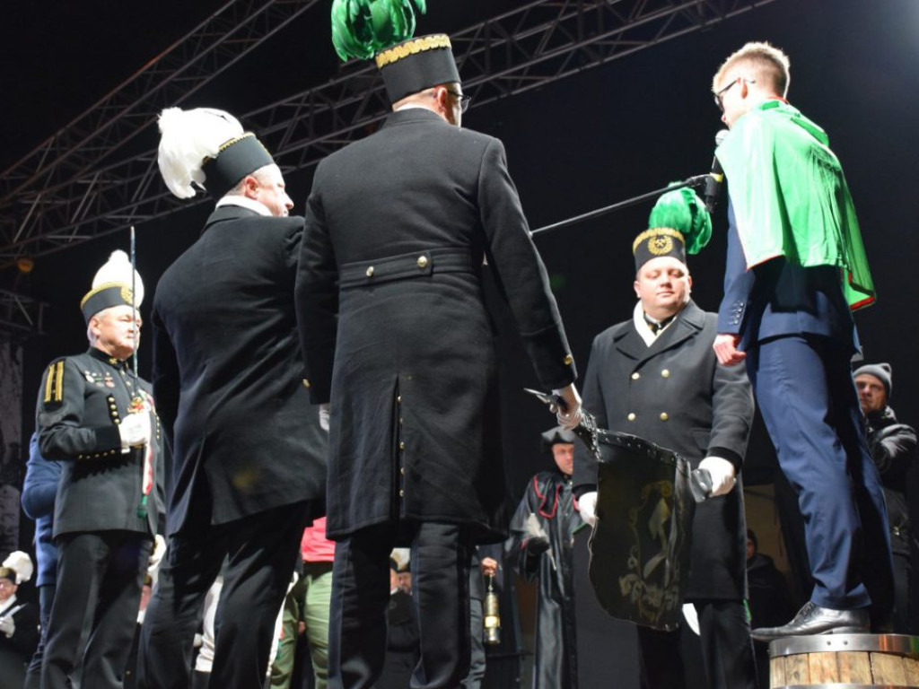 Ceremonia wręczenia odznaczeń i szpad górniczych, a po niej pochód Lisa Majora i Skok przez skórę. KGHM świętuje Barbórkę