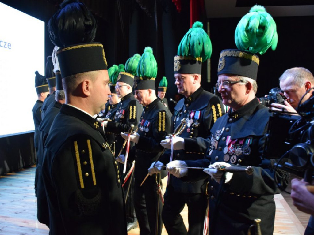Ceremonia wręczenia odznaczeń i szpad górniczych, a po niej pochód Lisa Majora i Skok przez skórę. KGHM świętuje Barbórkę