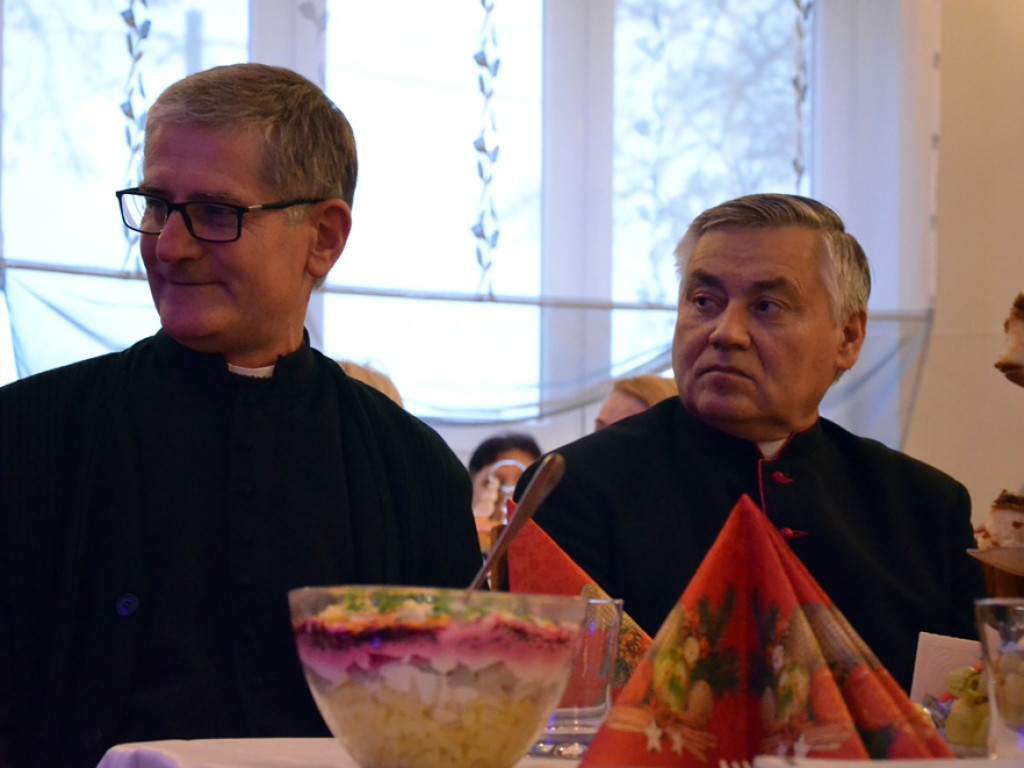 Spotkali się niepełnosprawni i starsi mieszkańcy z całej gminy. Dzieląc się opłatkiem życzyli sobie miłości