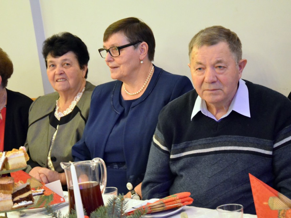 Spotkali się niepełnosprawni i starsi mieszkańcy z całej gminy. Dzieląc się opłatkiem życzyli sobie miłości