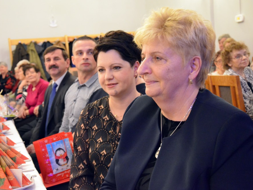 Spotkali się niepełnosprawni i starsi mieszkańcy z całej gminy. Dzieląc się opłatkiem życzyli sobie miłości