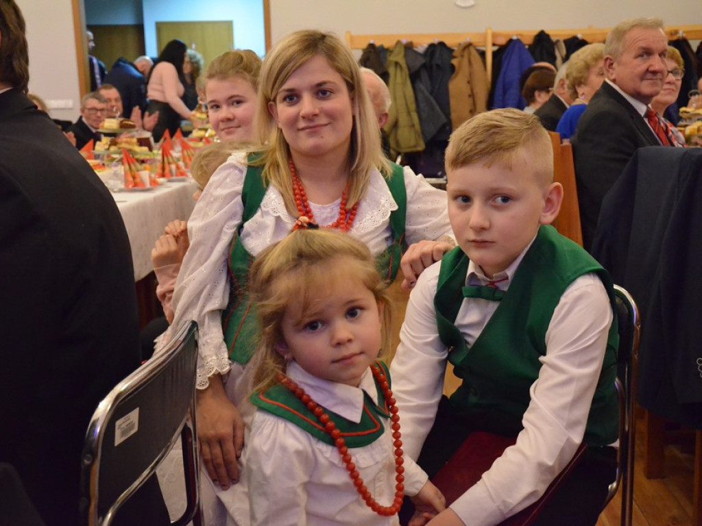 Spotkali się niepełnosprawni i starsi mieszkańcy z całej gminy. Dzieląc się opłatkiem życzyli sobie miłości