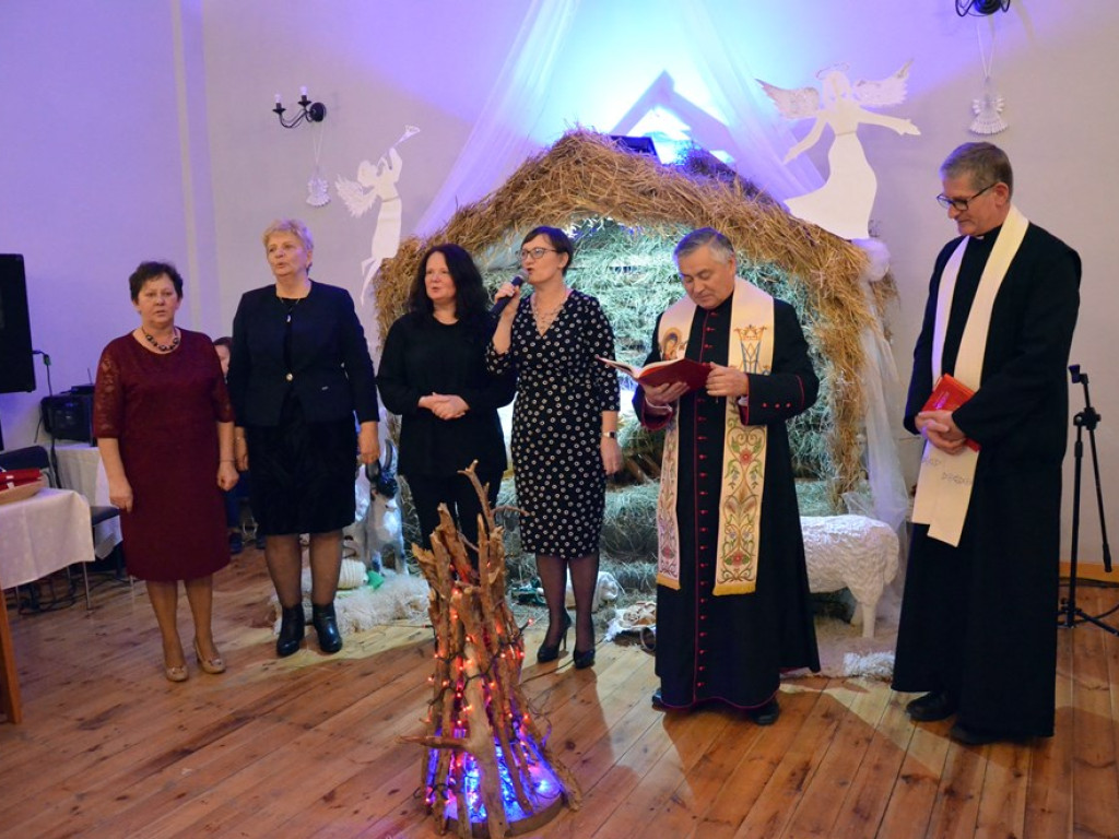 Spotkali się niepełnosprawni i starsi mieszkańcy z całej gminy. Dzieląc się opłatkiem życzyli sobie miłości